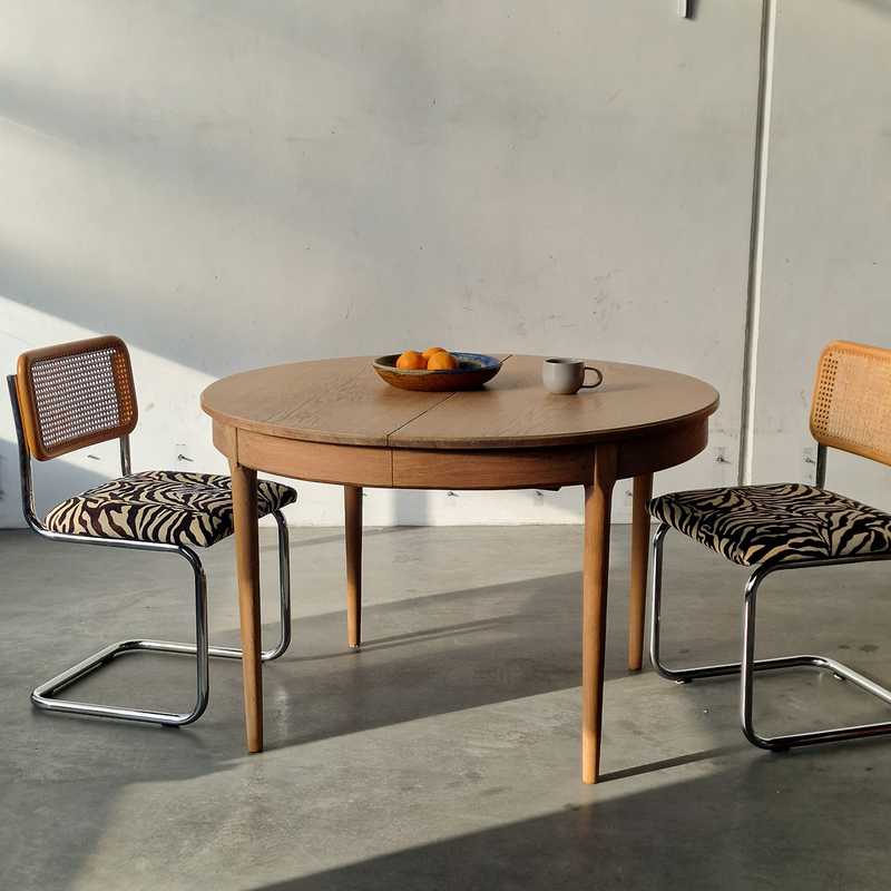 [p3616] Spisebord rundt eg