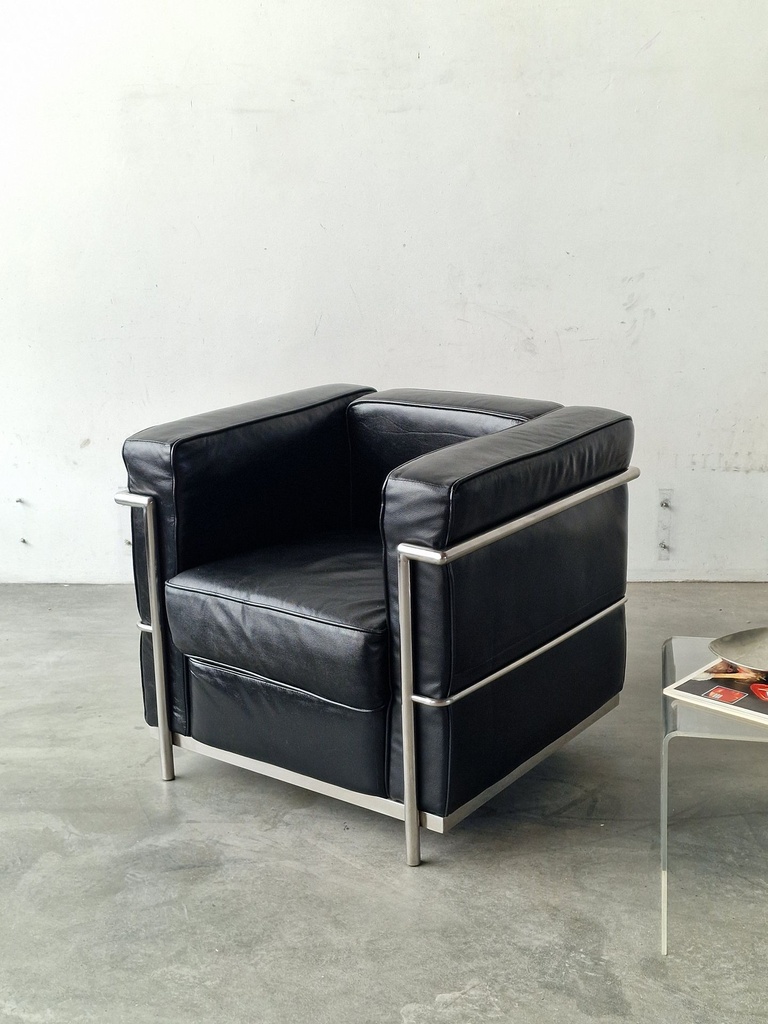 Lænestol Le Corbusier sort læder replika