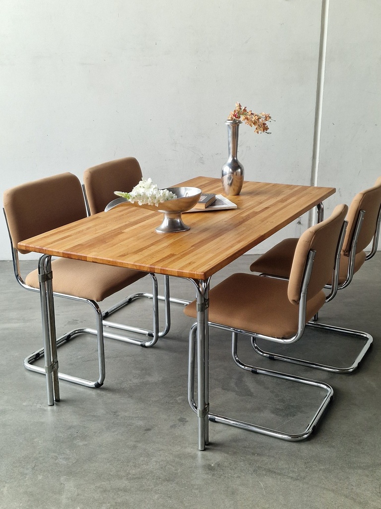 Spisebord med krom stel 