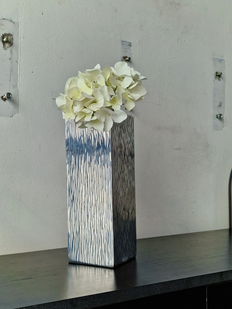 Vase i riflet krom 