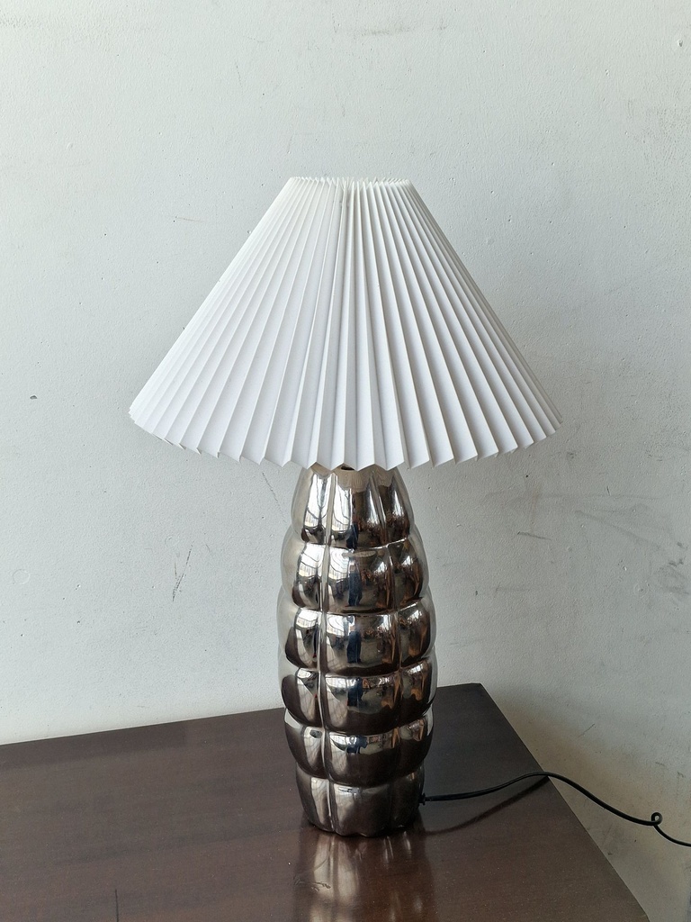 Bordlampe krom med hvid skærm
