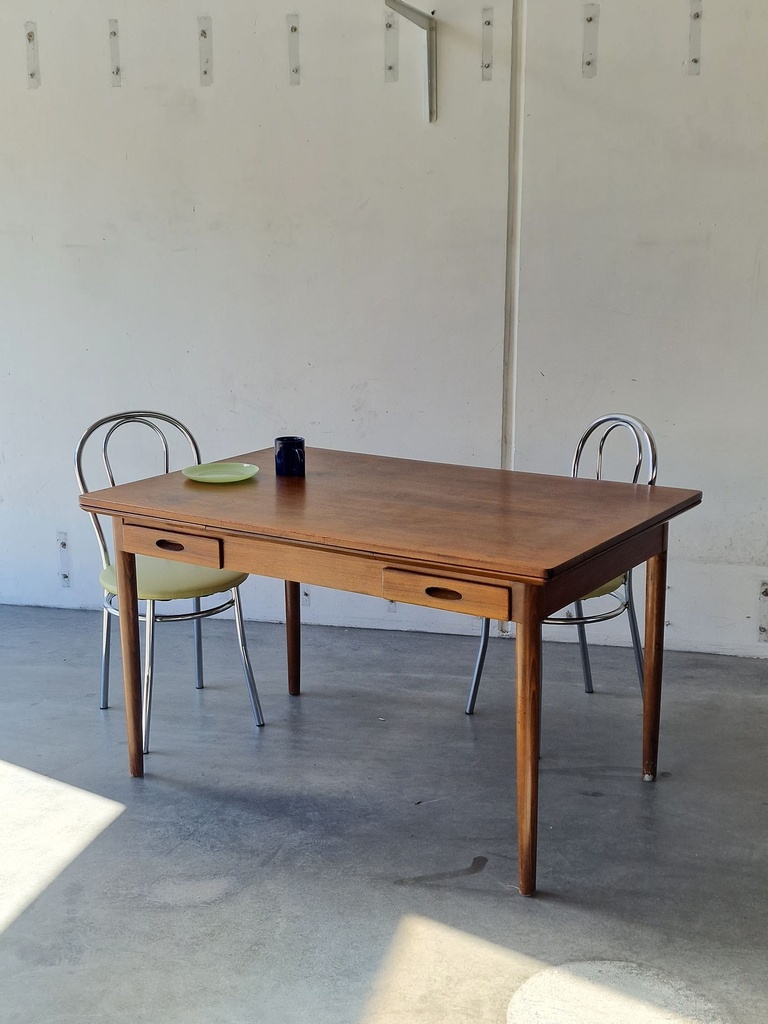 Spisebord i teak med skuffer 