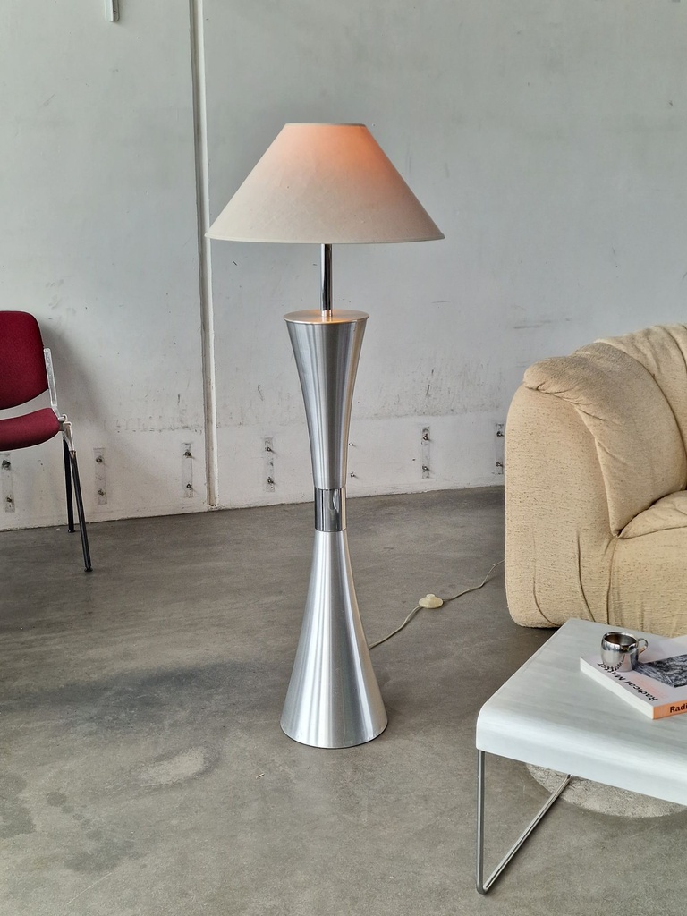 Standerlampe metal og stofskærm 