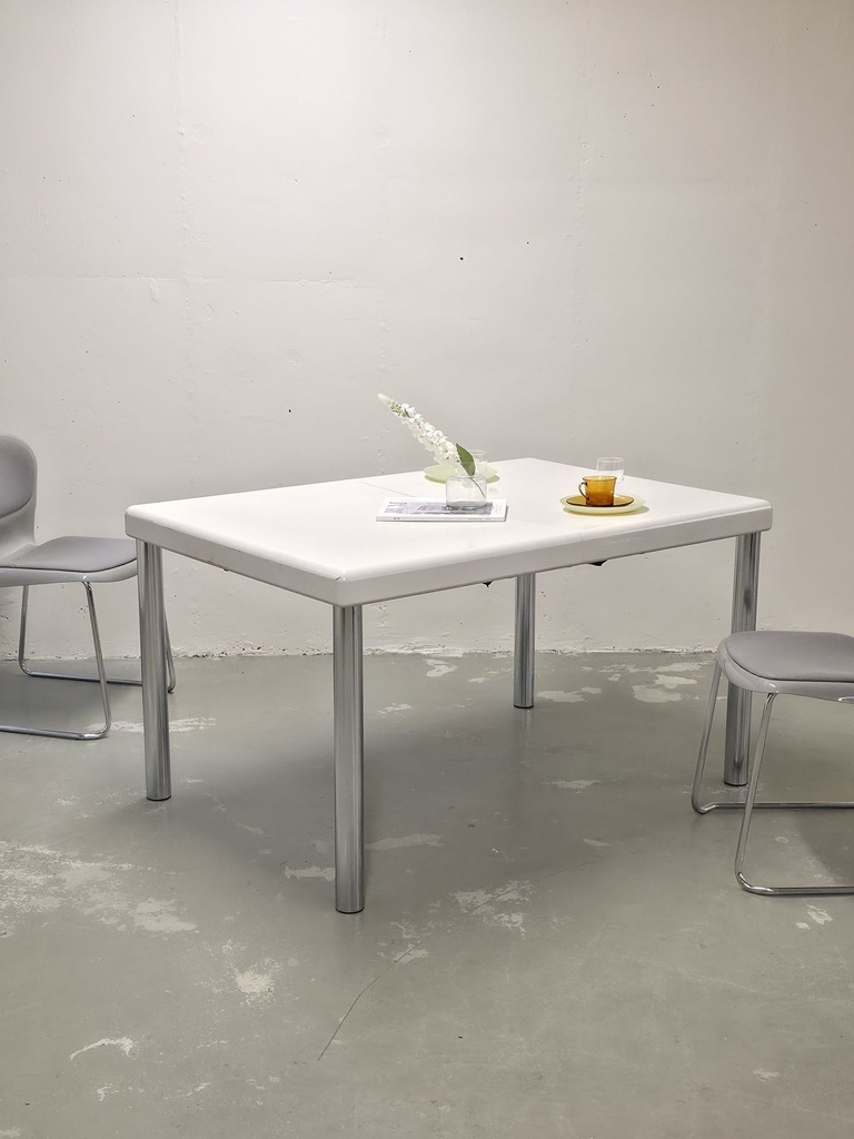 Spisebord med krom og hvid plastik
