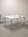 Spisebord med krom og hvid plastik